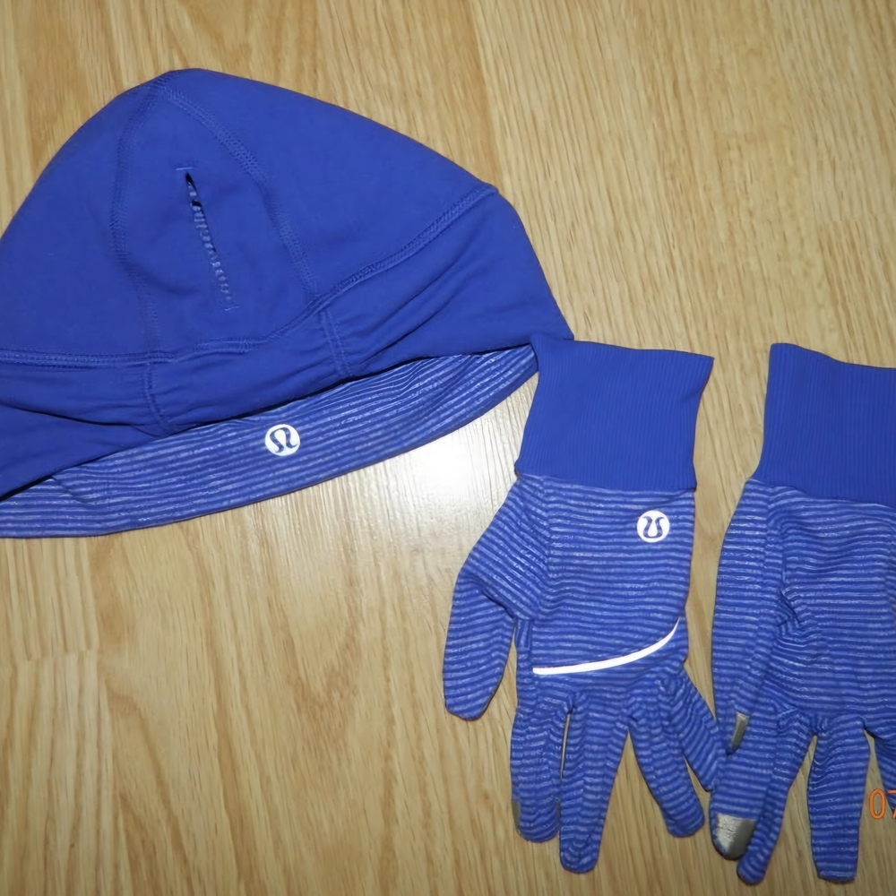 Blue lululemon athletica Womens Brisk Run Toque(reversible) And Gloves Set